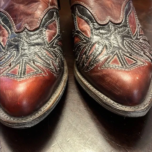 Stetson Red and Black Ankle Boots with Star Design - Picture 4 of 5